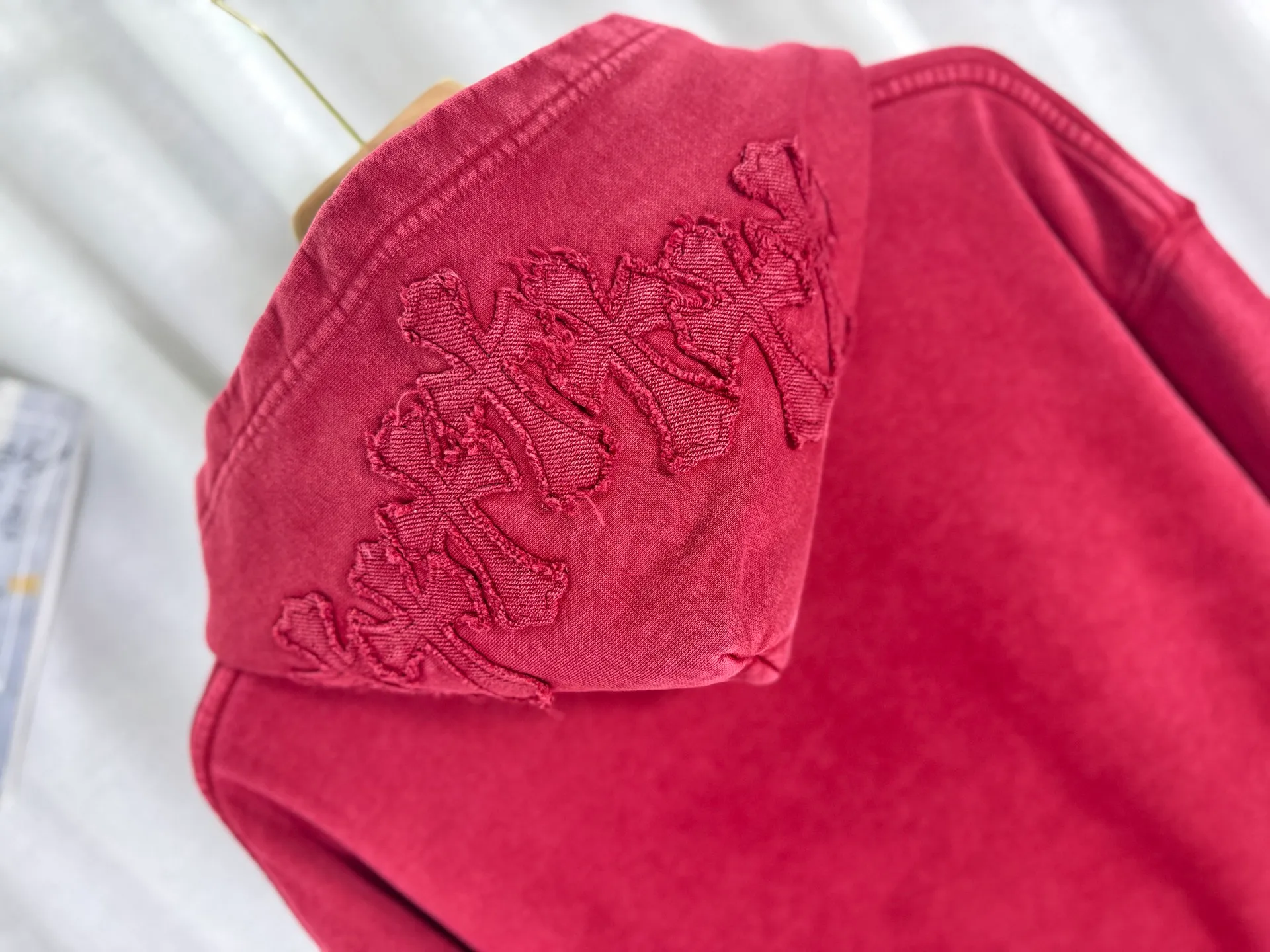 P310 top version, real shot without P, ​​different from market currency) 𝗖𝗵𝗿𝗼𝗺𝗲 𝗛𝗲𝗮𝗿𝘁𝘀/Cro Heart 2025 washed and burned flower patch embroidered autumn and winter new original single counter American style 3D three-dimensional couple casual hooded sweatshirt 👑The highest version! Customized fabric 480g tripe terry fabric! American acid-washed and distressed original fabric, laser burning + patch embroidery, exquisite embroidery of letters! The best-selling model in the counter, very comfortable to wear. Accessories: original molded and authenticated collar label➕100% silk wash label. Genuine purchase-grade original hangtag➕matching hanging rope➕3D hanging beads➕original packaging bag. Craftsmanship: The original version has consistent wiring! The highest version of the armhole matching technique! Color: Black Red Size: S M L XL Style No.: 9331